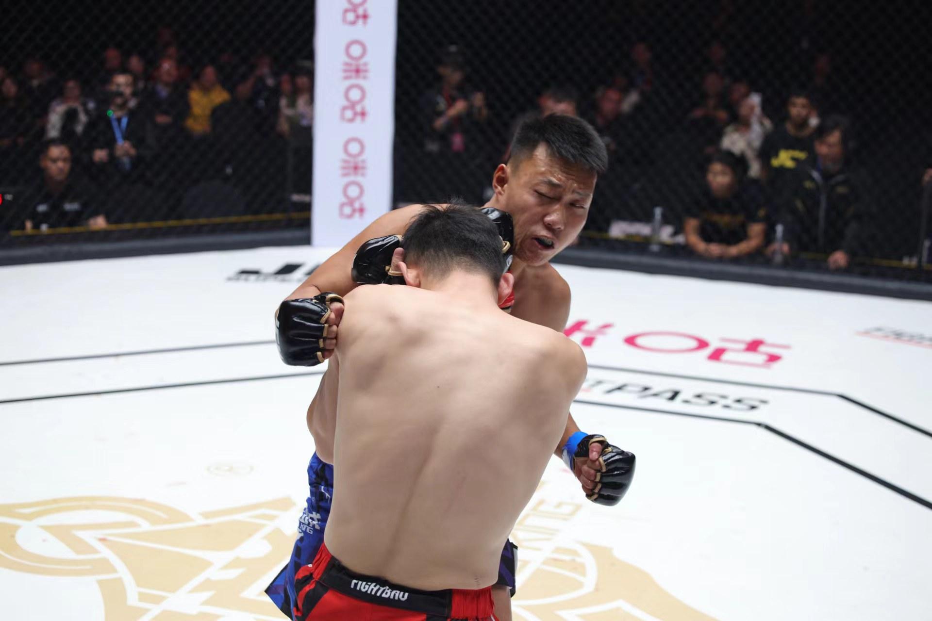 BBIN电子-关于肉搏激战：中超球员斗志昂扬，场上争夺激烈的信息