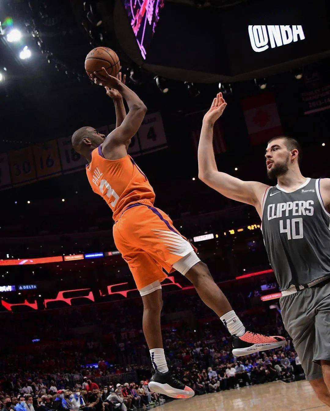 保罗大秀高难度进球,震撼全场观众的视频